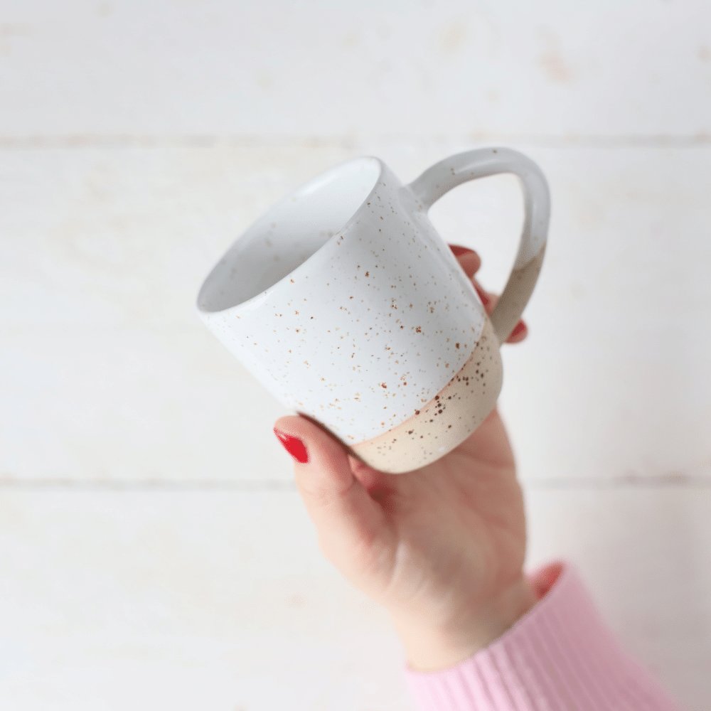 Kleine Tasse mit Henkel aus Steinzeug